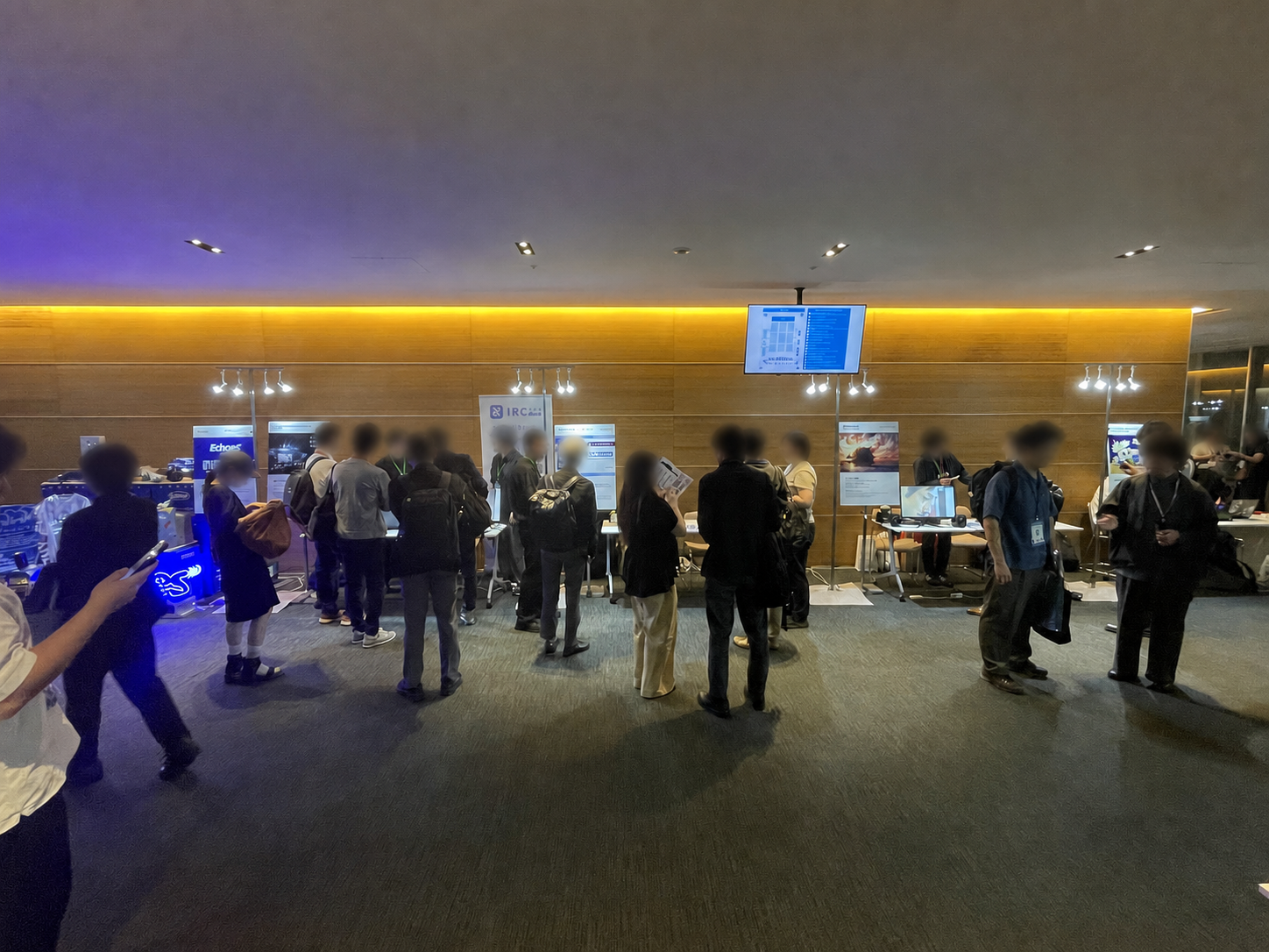 在 Sony Open Innovation Day 2026 展区参观的参会者，面部已进行隐私模糊处理。