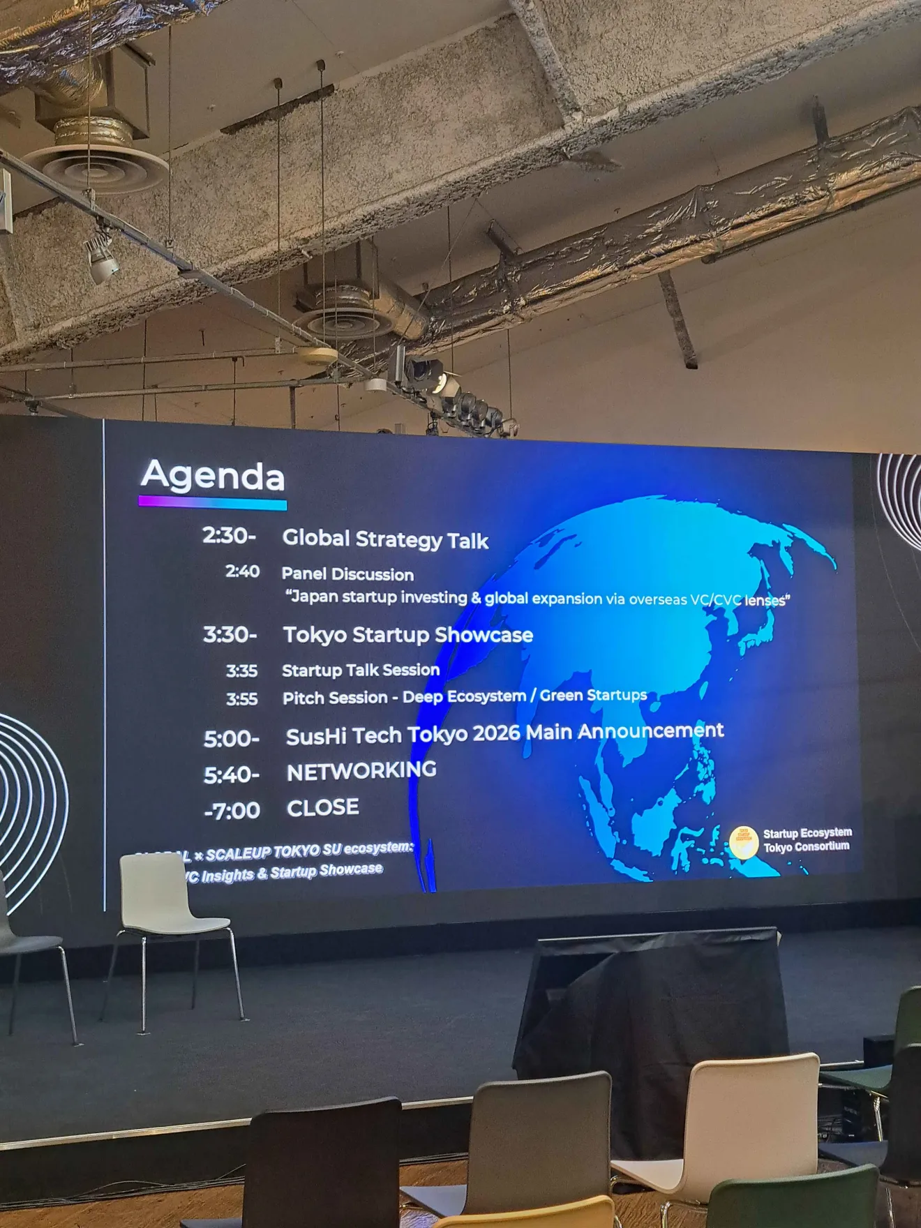 Tokyo Innovation Baseのメインステージに表示されたイベントアジェンダ