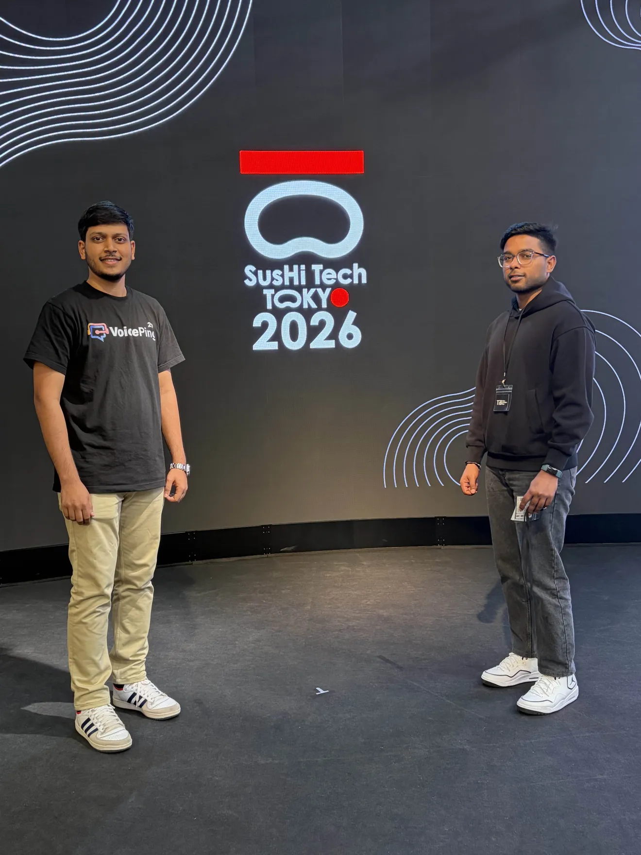 SusHi Tech Tokyo 2026ステージ前のVoicePingチームメンバー2名