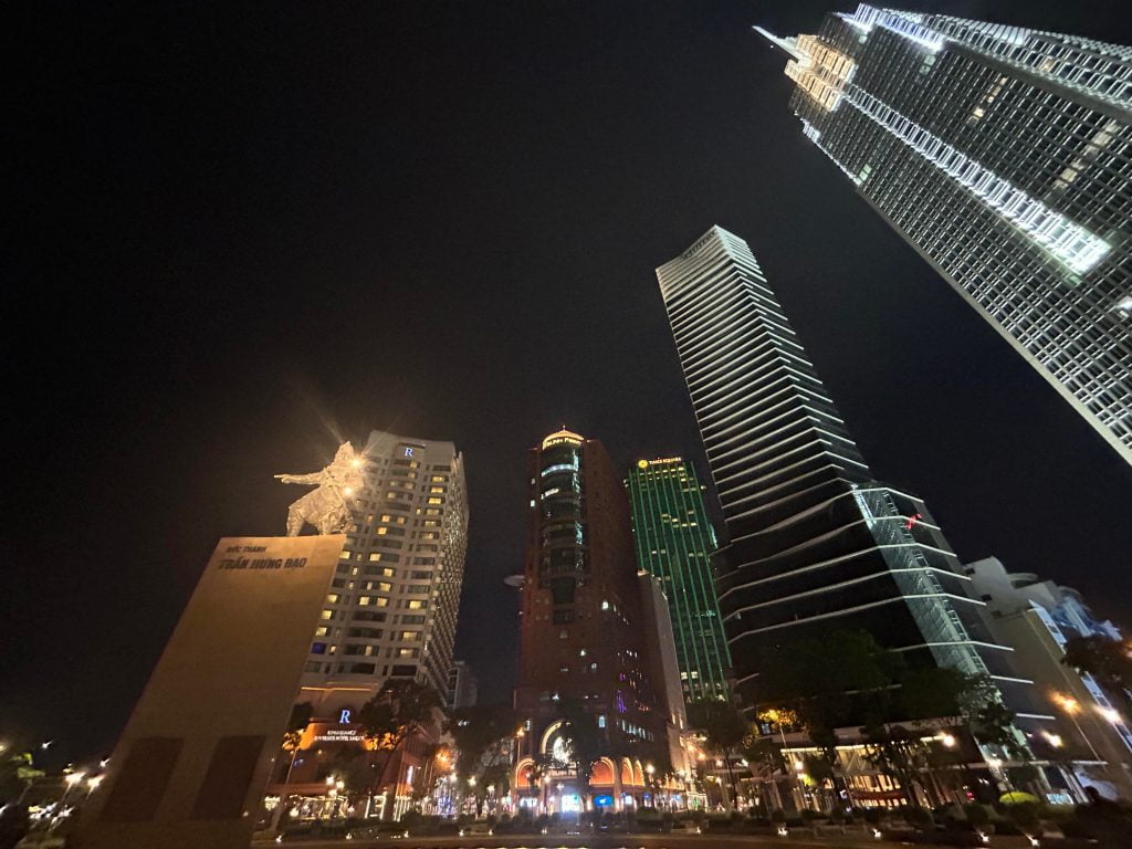 夜のホーチミン市